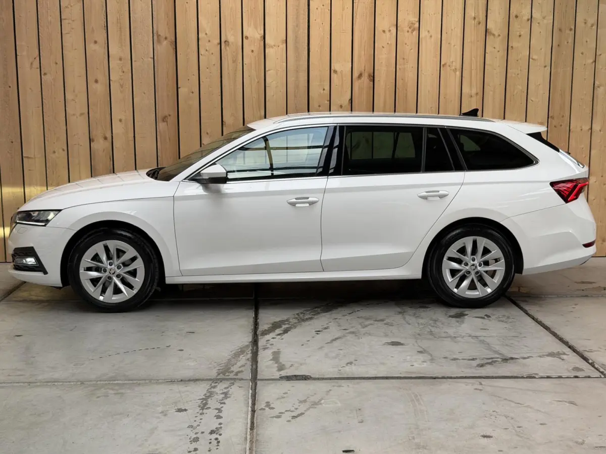 1.0 TSI Business Edition Plus Apple CarPlay/Android Auto | Adaptieve cruise control | Dode hoek detectie | LED koplampen | Navigatiesysteem | Stoel en stuurwielverwarming | Parkeersensoren v