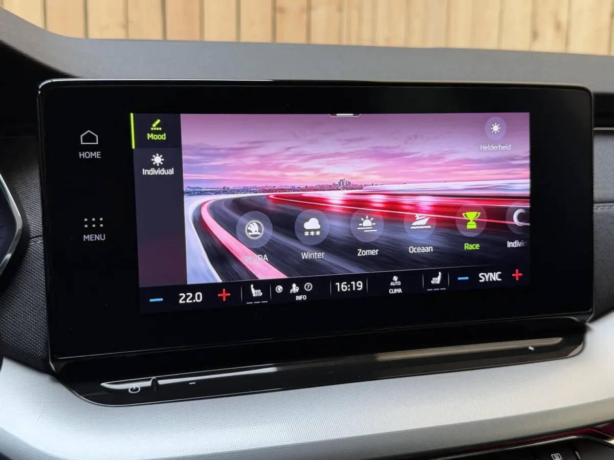 1.0 TSI Business Edition Plus Apple CarPlay/Android Auto | Adaptieve cruise control | Dode hoek detectie | LED koplampen | Navigatiesysteem | Stoel en stuurwielverwarming | Parkeersensoren v