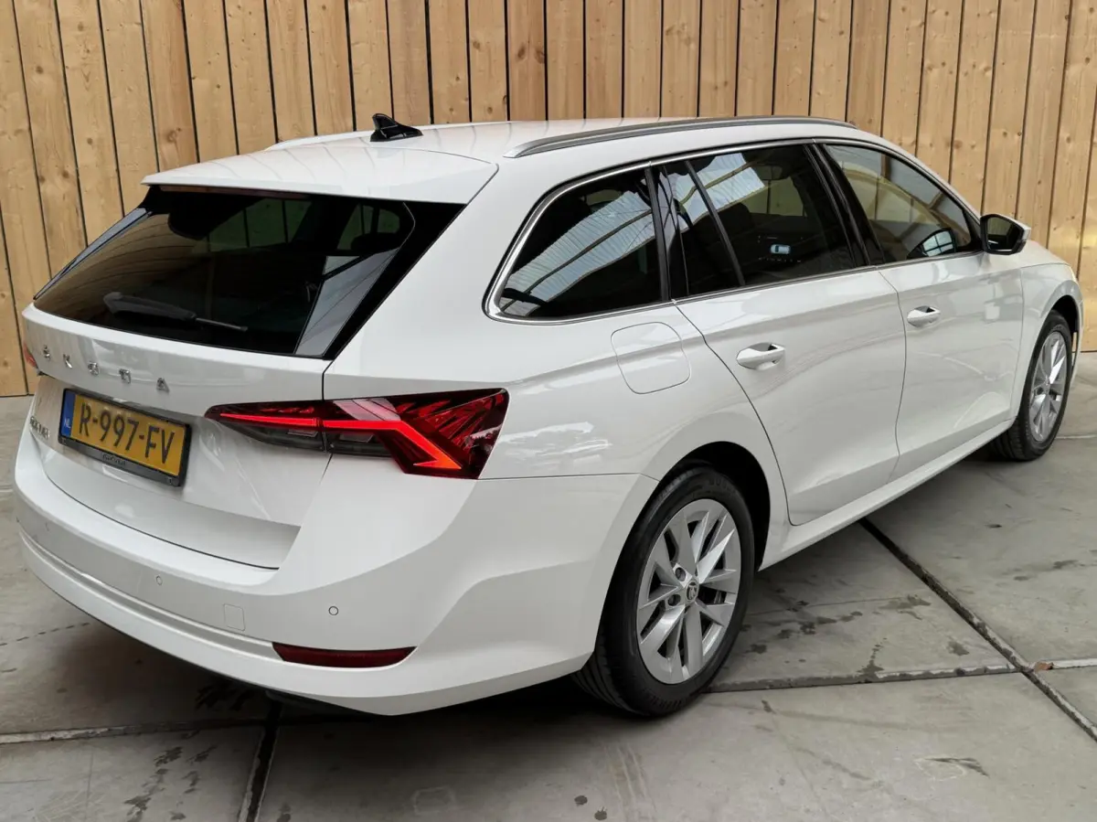 1.0 TSI Business Edition Plus Apple CarPlay/Android Auto | Adaptieve cruise control | Dode hoek detectie | LED koplampen | Navigatiesysteem | Stoel en stuurwielverwarming | Parkeersensoren v