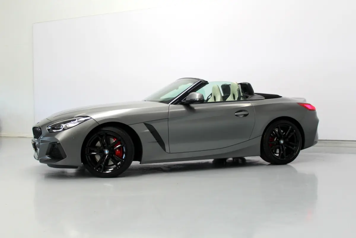 sDrive30i | 259PK | Mat Grijs (Frozen Grey II) | M-Sport | Nederlandse auto | Leder Elfenbeinweiss | HUD