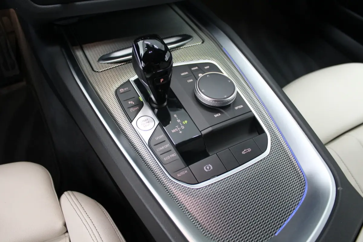 sDrive30i | 259PK | Mat Grijs (Frozen Grey II) | M-Sport | Nederlandse auto | Leder Elfenbeinweiss | HUD