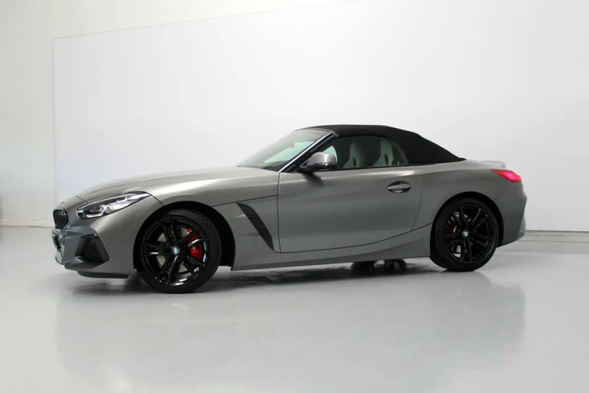 sDrive30i | 259PK | Mat Grijs (Frozen Grey II) | M-Sport | Nederlandse auto | Leder Elfenbeinweiss | HUD