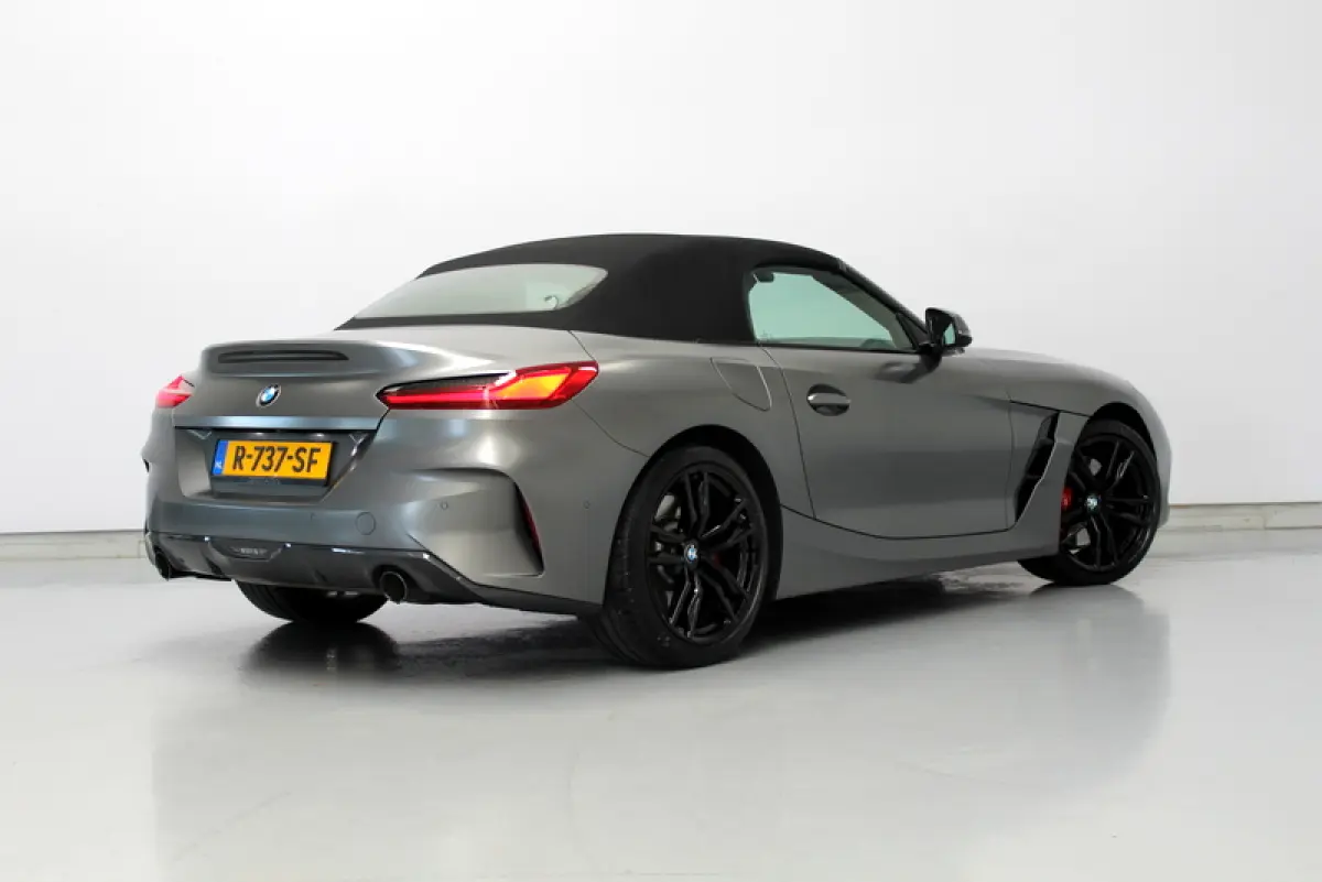 sDrive30i | 259PK | Mat Grijs (Frozen Grey II) | M-Sport | Nederlandse auto | Leder Elfenbeinweiss | HUD