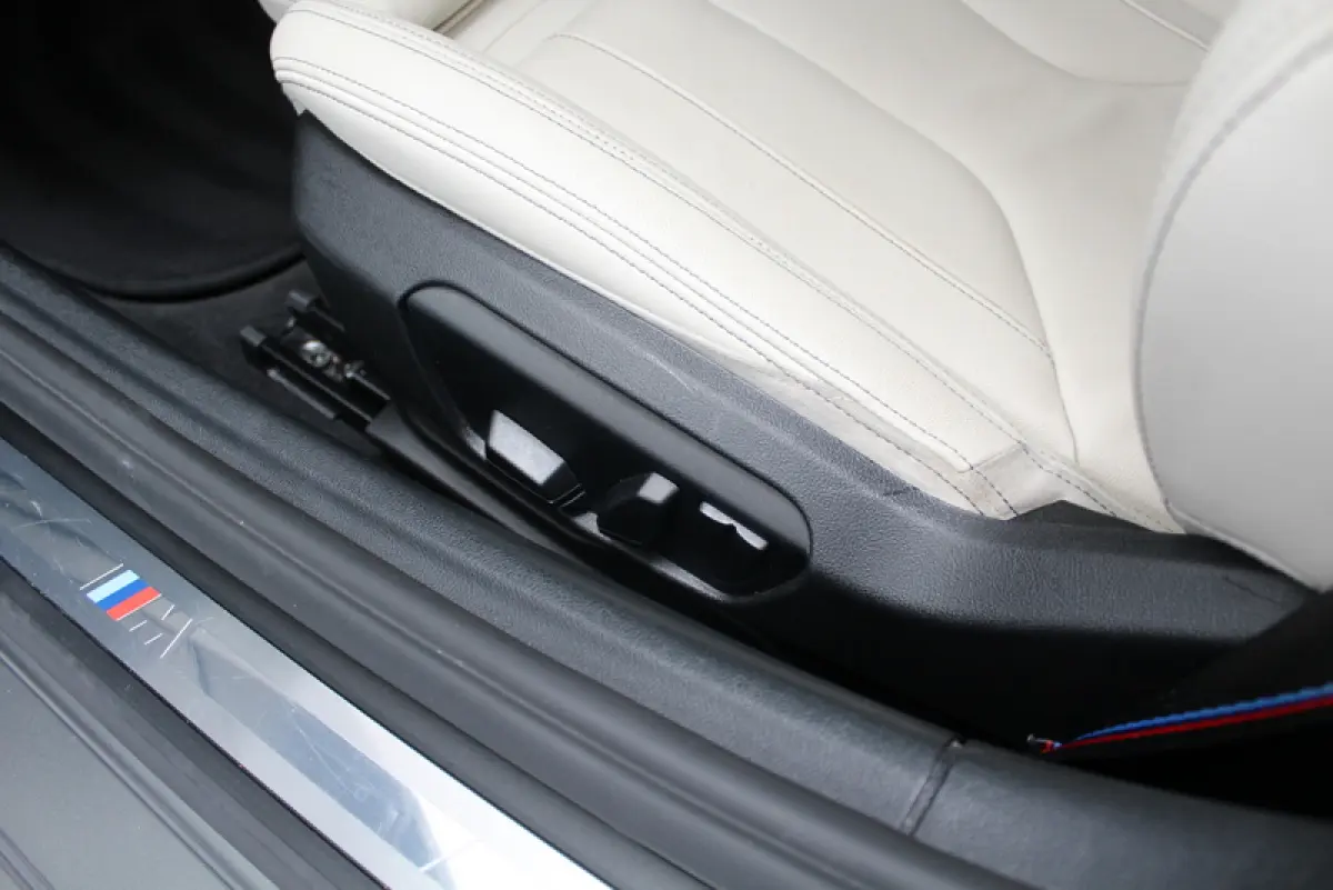 sDrive30i | 259PK | Mat Grijs (Frozen Grey II) | M-Sport | Nederlandse auto | Leder Elfenbeinweiss | HUD