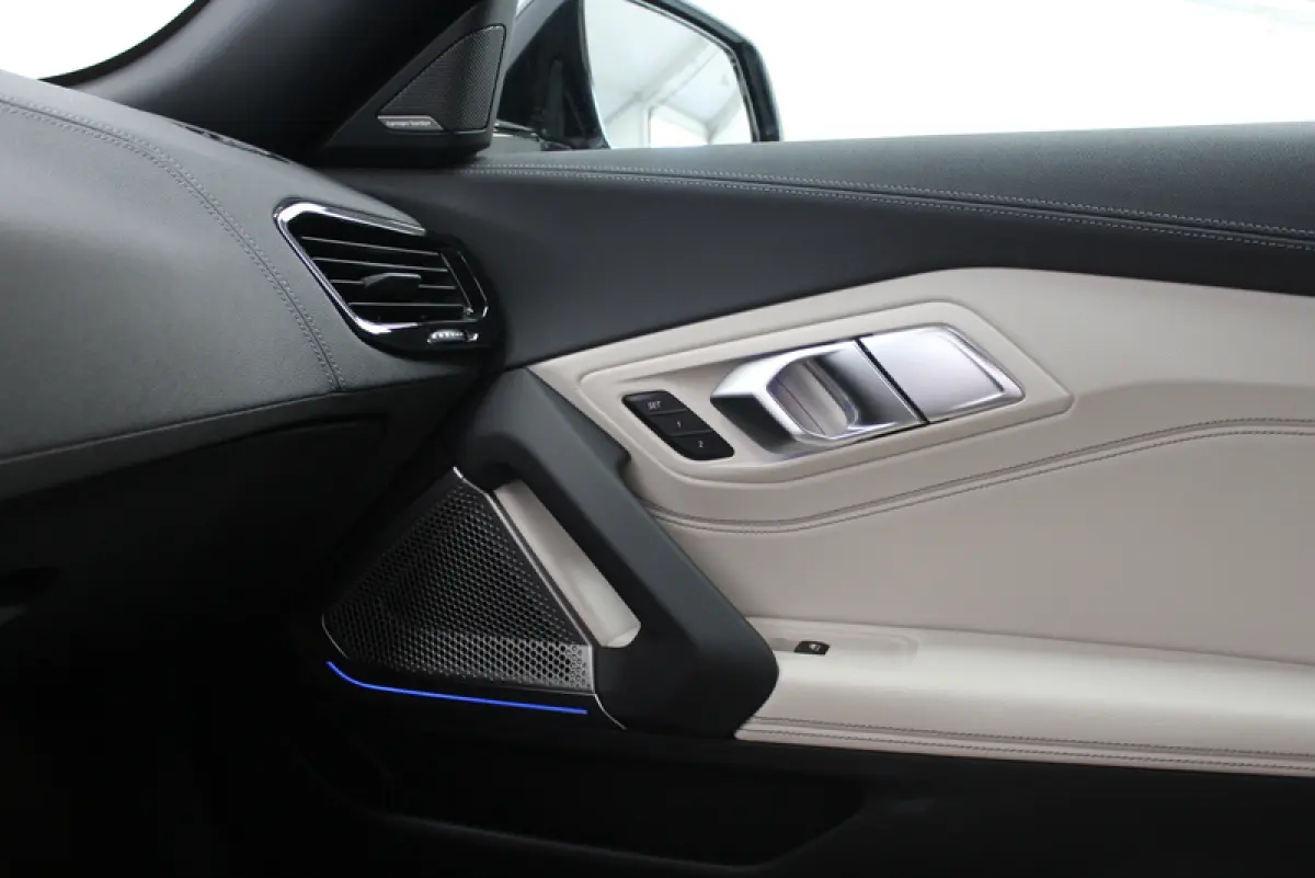 sDrive30i | 259PK | Mat Grijs (Frozen Grey II) | M-Sport | Nederlandse auto | Leder Elfenbeinweiss | HUD