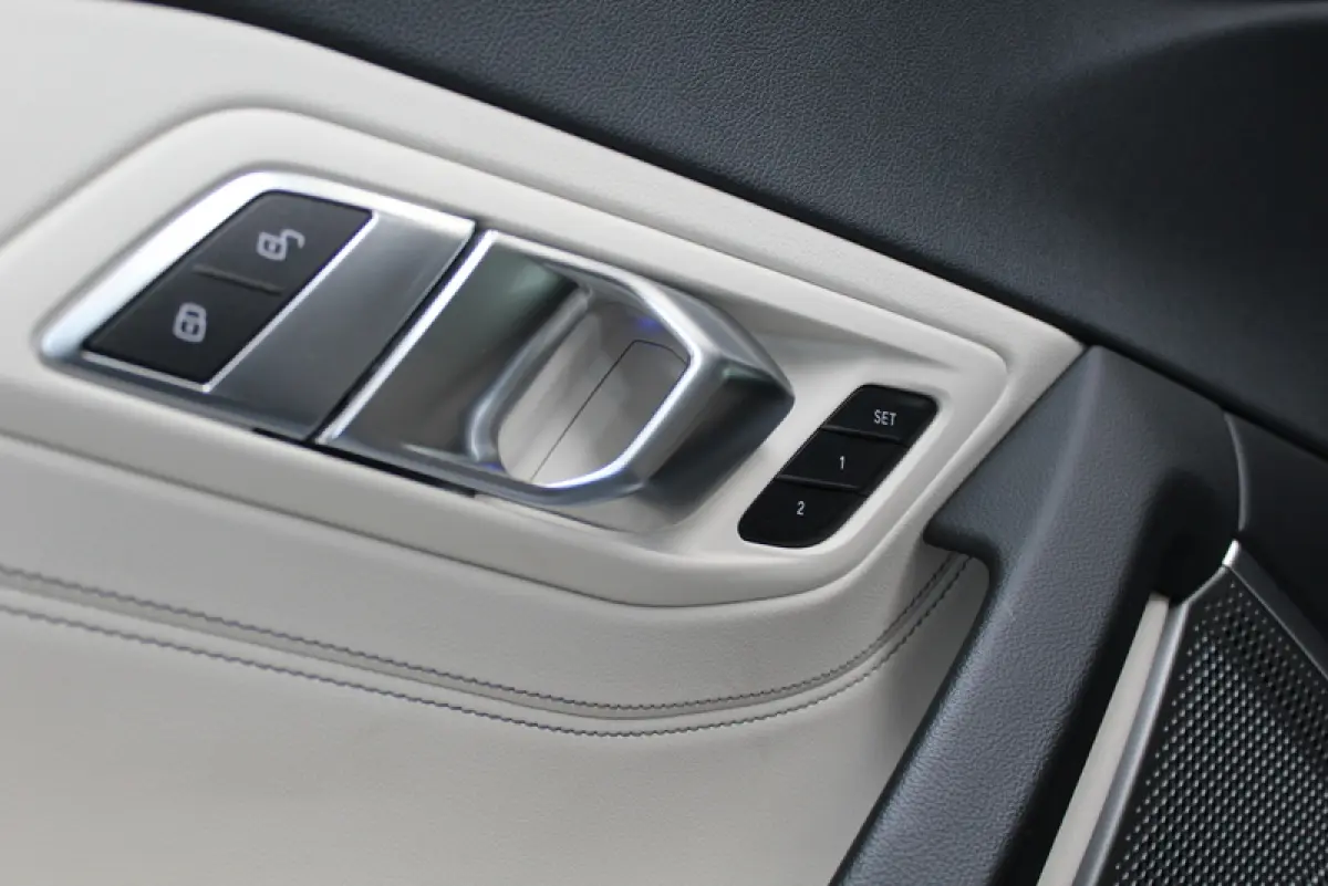 sDrive30i | 259PK | Mat Grijs (Frozen Grey II) | M-Sport | Nederlandse auto | Leder Elfenbeinweiss | HUD