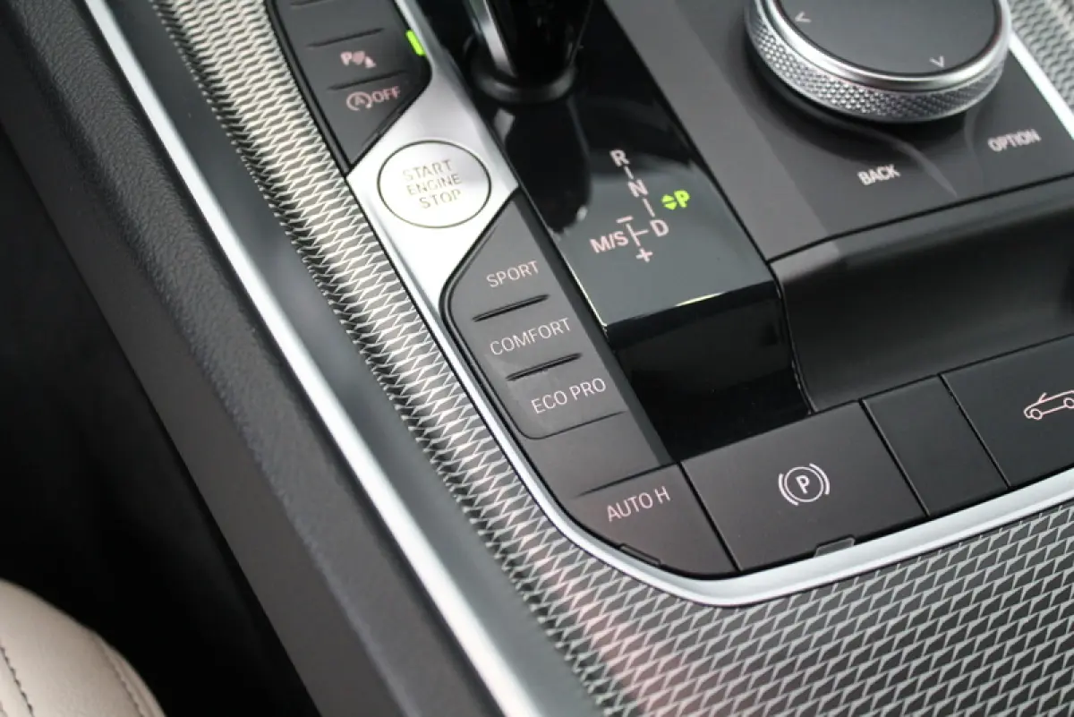 sDrive30i | 259PK | Mat Grijs (Frozen Grey II) | M-Sport | Nederlandse auto | Leder Elfenbeinweiss | HUD