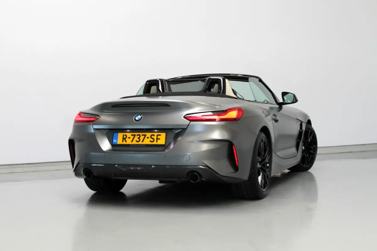 sDrive30i | 259PK | Mat Grijs (Frozen Grey II) | M-Sport | Nederlandse auto | Leder Elfenbeinweiss | HUD