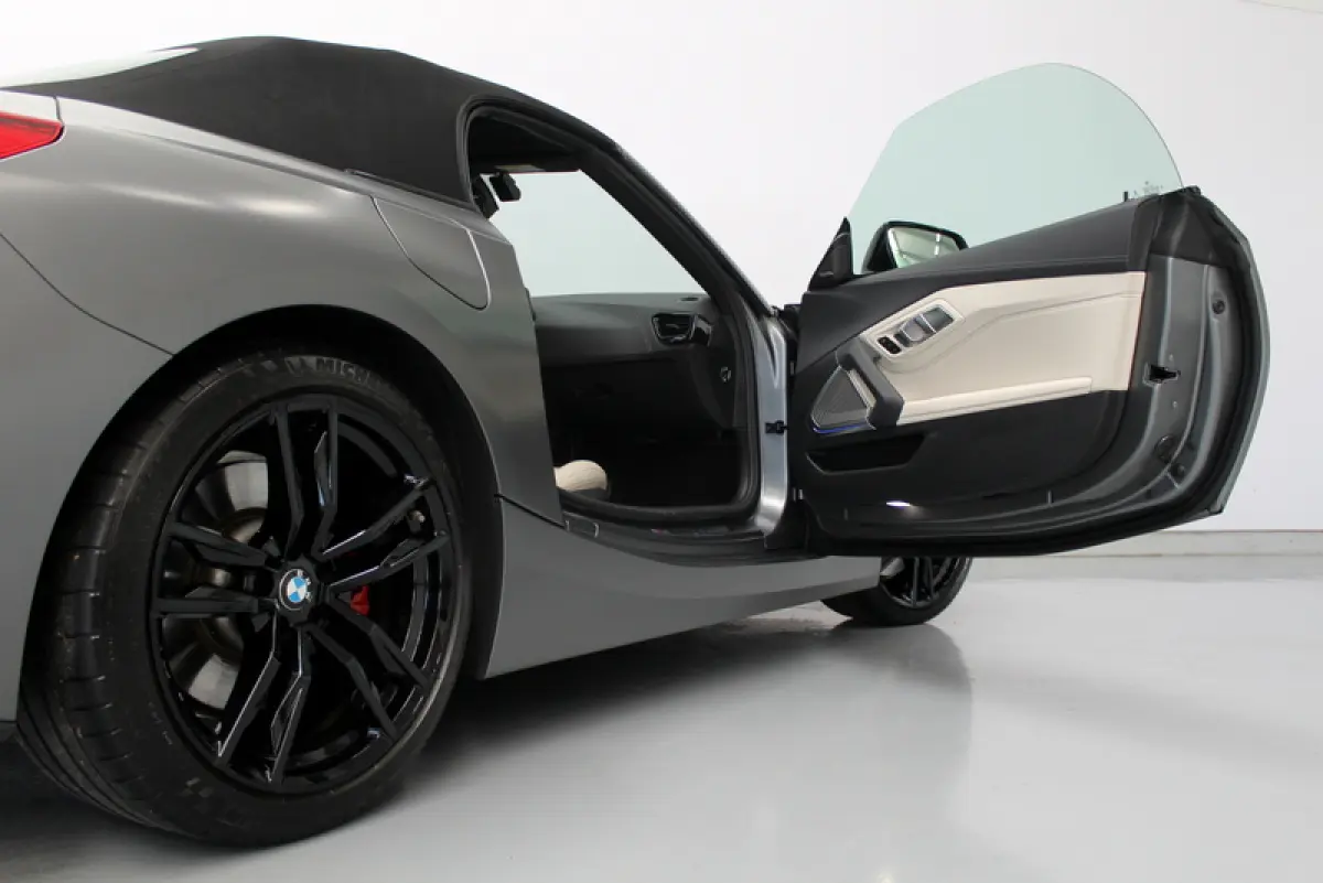 sDrive30i | 259PK | Mat Grijs (Frozen Grey II) | M-Sport | Nederlandse auto | Leder Elfenbeinweiss | HUD