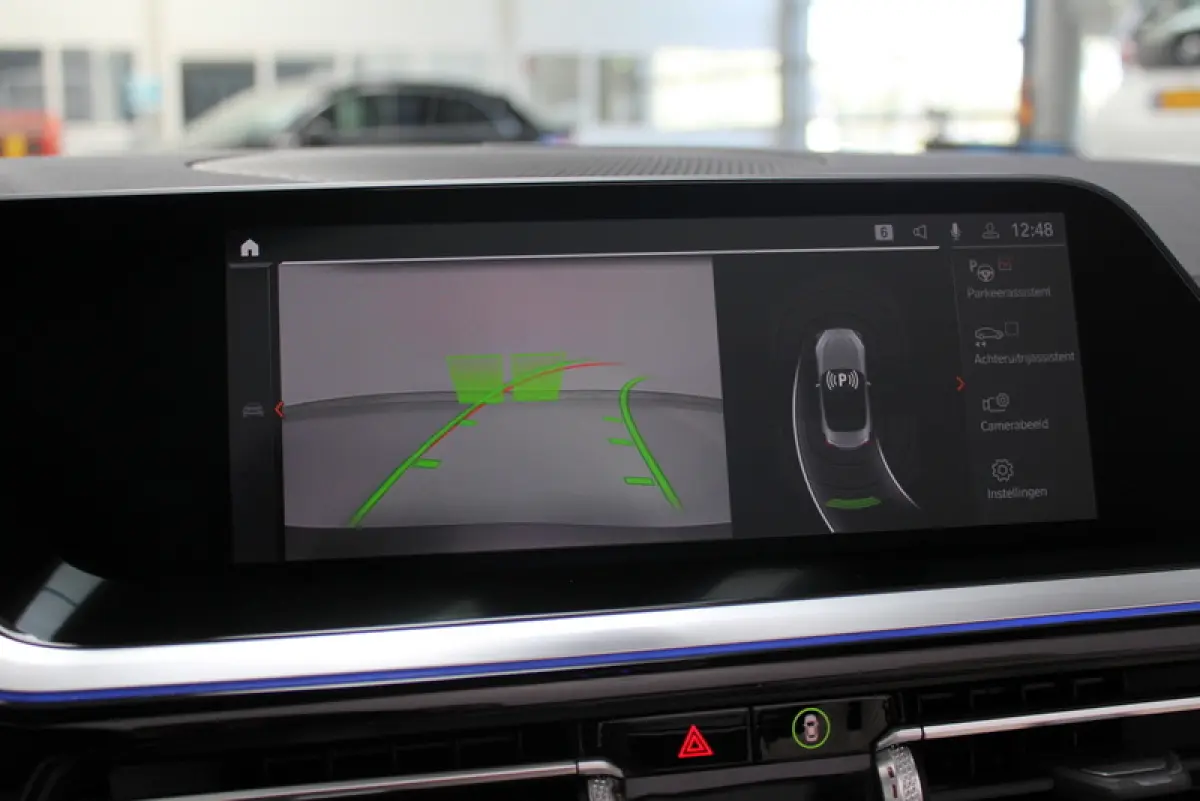 sDrive30i | 259PK | Mat Grijs (Frozen Grey II) | M-Sport | Nederlandse auto | Leder Elfenbeinweiss | HUD