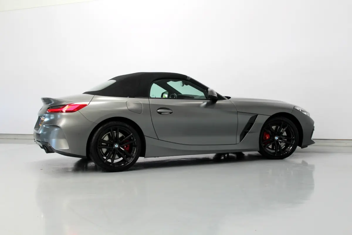 sDrive30i | 259PK | Mat Grijs (Frozen Grey II) | M-Sport | Nederlandse auto | Leder Elfenbeinweiss | HUD