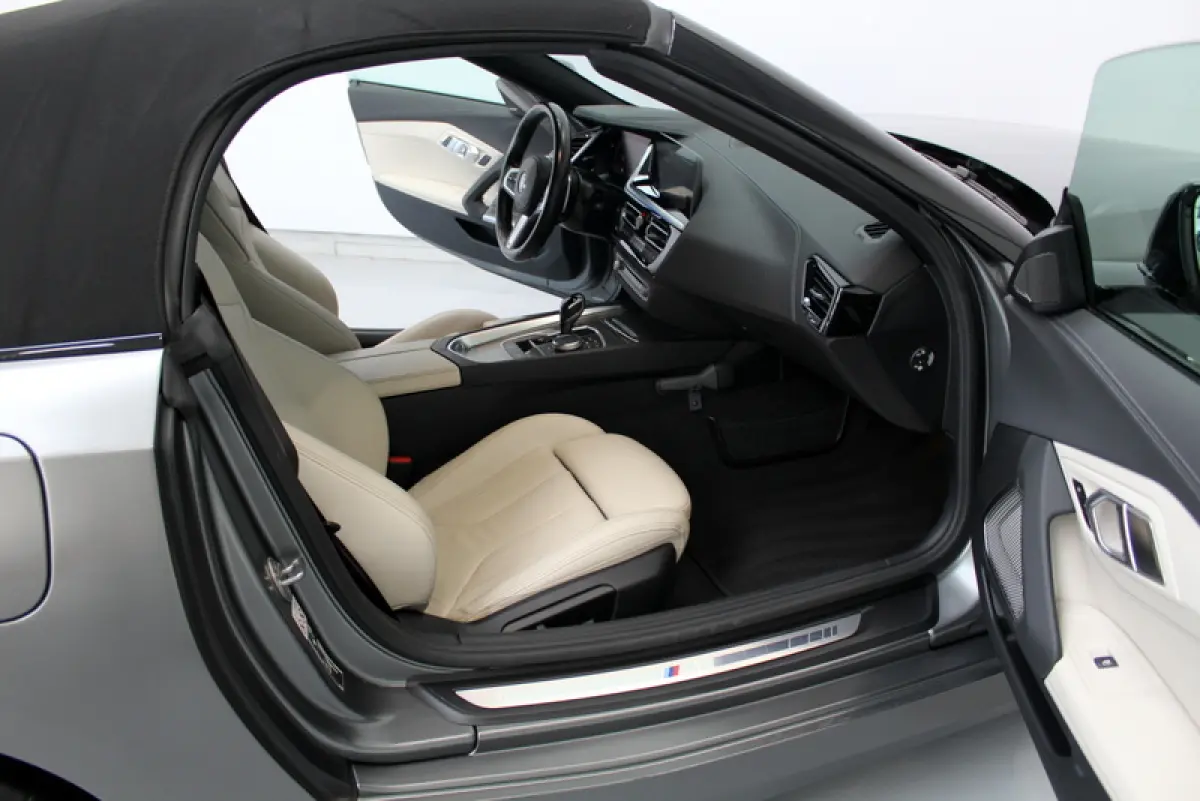 sDrive30i | 259PK | Mat Grijs (Frozen Grey II) | M-Sport | Nederlandse auto | Leder Elfenbeinweiss | HUD
