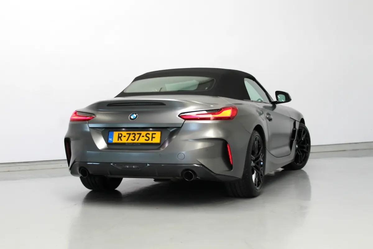 sDrive30i | 259PK | Mat Grijs (Frozen Grey II) | M-Sport | Nederlandse auto | Leder Elfenbeinweiss | HUD