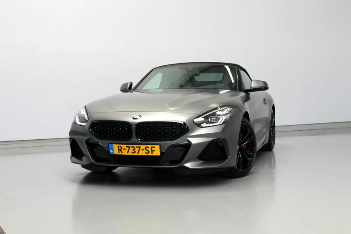 sDrive30i | 259PK | Mat Grijs (Frozen Grey II) | M-Sport | Nederlandse auto | Leder Elfenbeinweiss | HUD