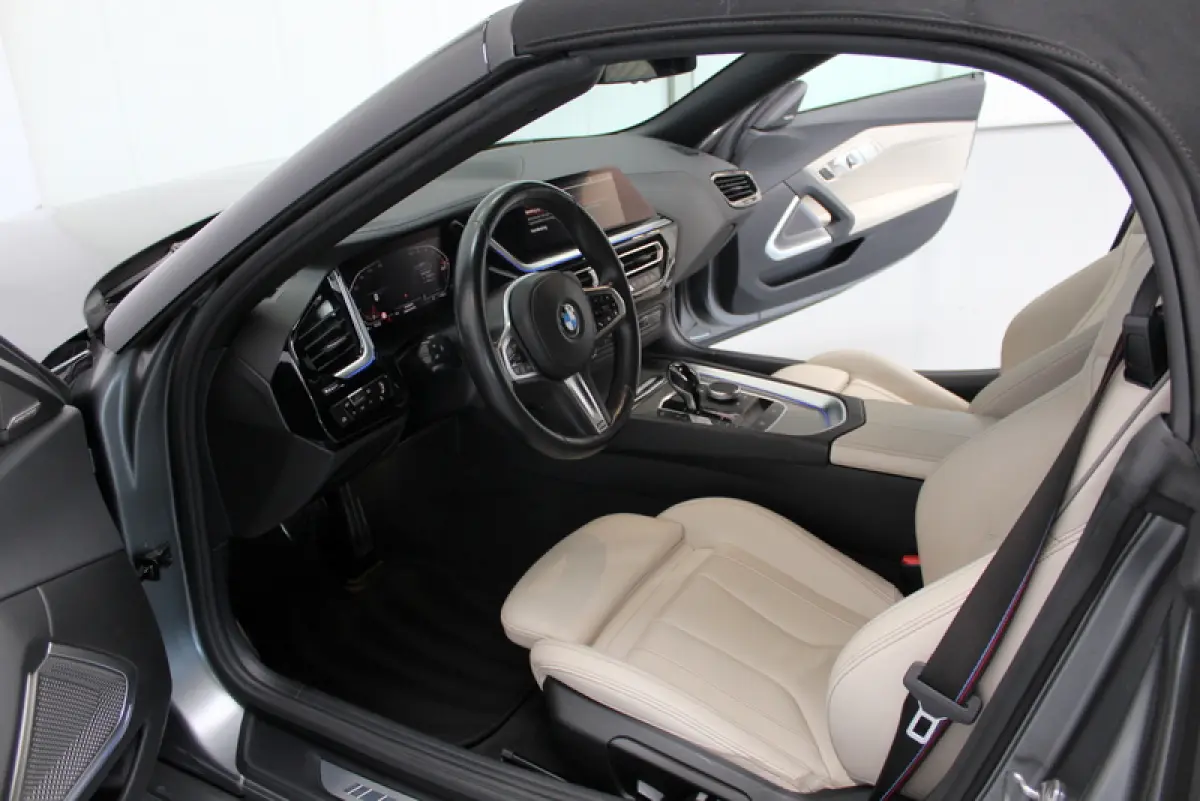sDrive30i | 259PK | Mat Grijs (Frozen Grey II) | M-Sport | Nederlandse auto | Leder Elfenbeinweiss | HUD