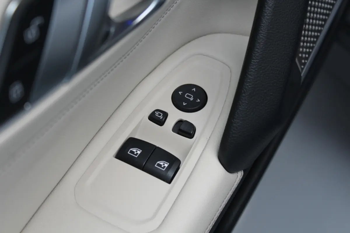 sDrive30i | 259PK | Mat Grijs (Frozen Grey II) | M-Sport | Nederlandse auto | Leder Elfenbeinweiss | HUD