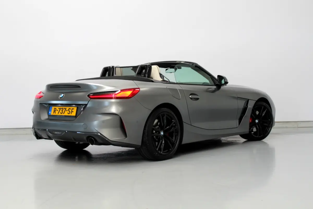 sDrive30i | 259PK | Mat Grijs (Frozen Grey II) | M-Sport | Nederlandse auto | Leder Elfenbeinweiss | HUD