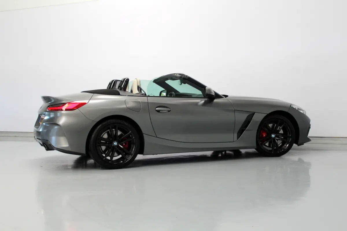 sDrive30i | 259PK | Mat Grijs (Frozen Grey II) | M-Sport | Nederlandse auto | Leder Elfenbeinweiss | HUD