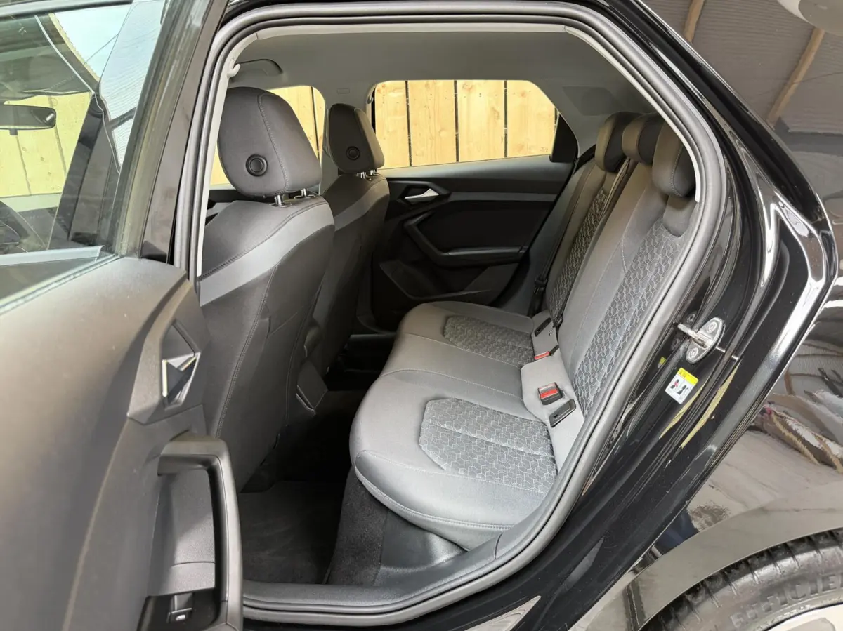25 TFSI Pro Line Achteruitrijcamera | Apple CarPlay/Android Auto | Airconditioning | Cruise control | LED verlichting | Parkeersensoren voor en achter | Sportstoelen en stuurwiel | Voorstoel