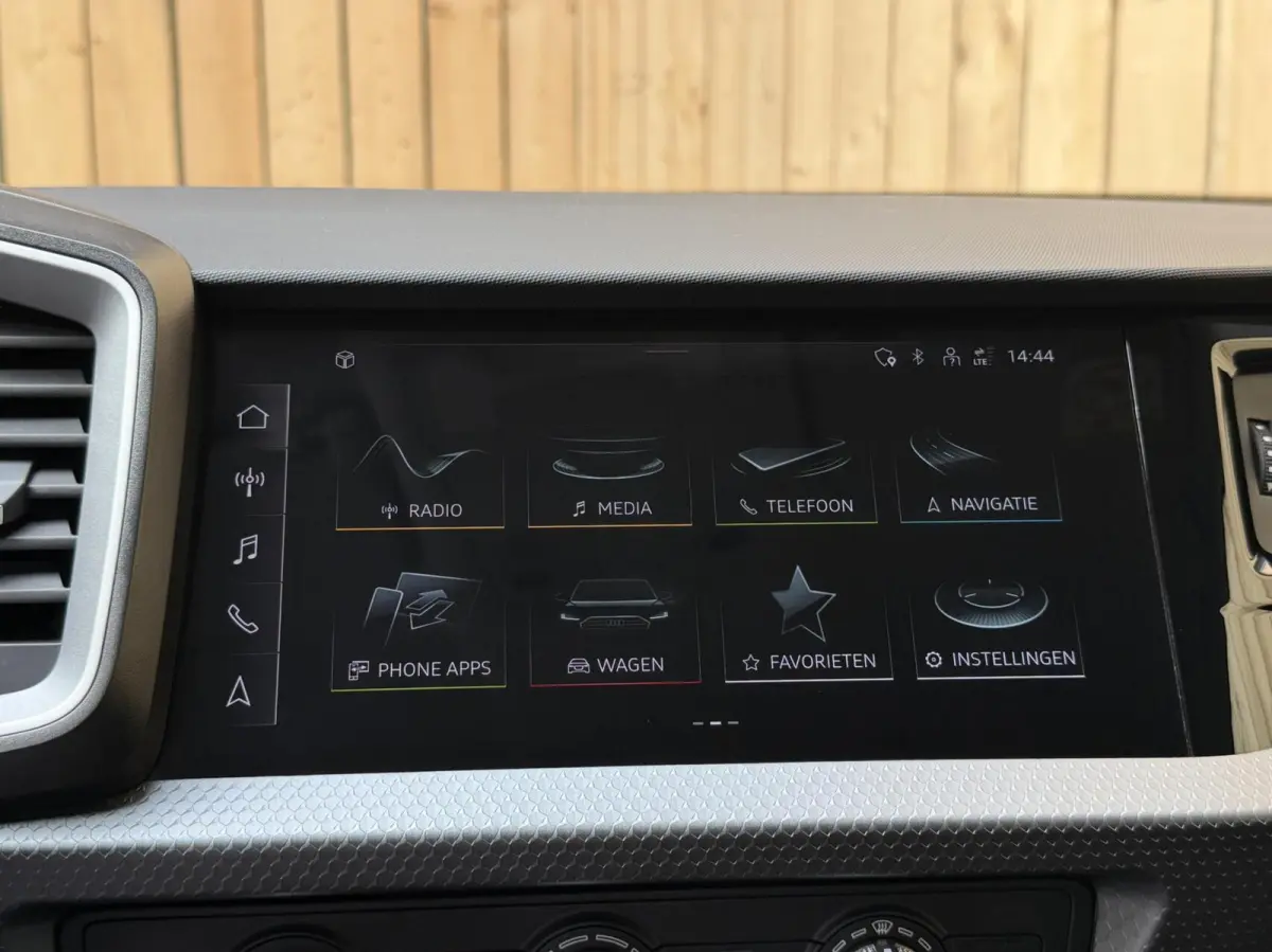 25 TFSI Pro Line Achteruitrijcamera | Apple CarPlay/Android Auto | Airconditioning | Cruise control | LED verlichting | Parkeersensoren voor en achter | Sportstoelen en stuurwiel | Voorstoel