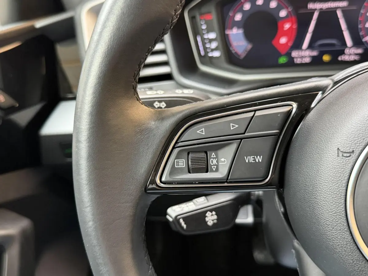 25 TFSI Pro Line Achteruitrijcamera | Apple CarPlay/Android Auto | Airconditioning | Cruise control | LED verlichting | Parkeersensoren voor en achter | Sportstoelen en stuurwiel | Voorstoel