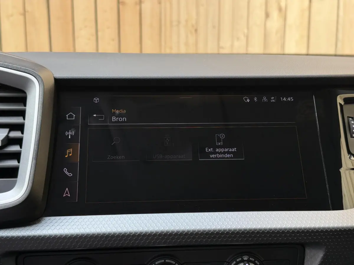 25 TFSI Pro Line Achteruitrijcamera | Apple CarPlay/Android Auto | Airconditioning | Cruise control | LED verlichting | Parkeersensoren voor en achter | Sportstoelen en stuurwiel | Voorstoel