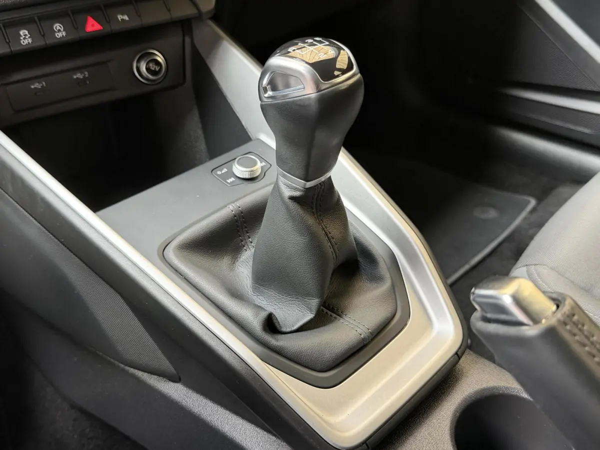 25 TFSI Pro Line Achteruitrijcamera | Apple CarPlay/Android Auto | Airconditioning | Cruise control | LED verlichting | Parkeersensoren voor en achter | Sportstoelen en stuurwiel | Voorstoel