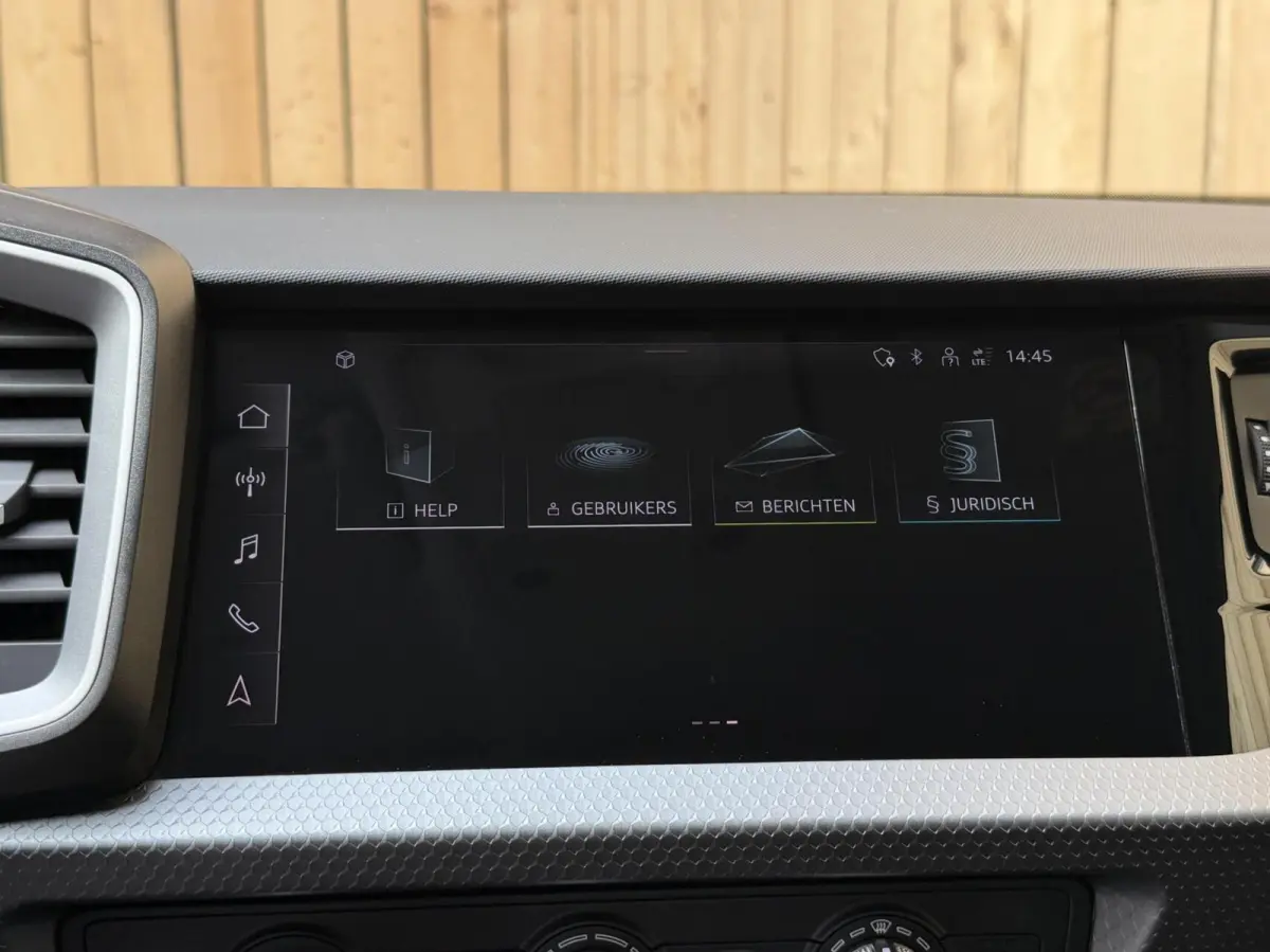 25 TFSI Pro Line Achteruitrijcamera | Apple CarPlay/Android Auto | Airconditioning | Cruise control | LED verlichting | Parkeersensoren voor en achter | Sportstoelen en stuurwiel | Voorstoel