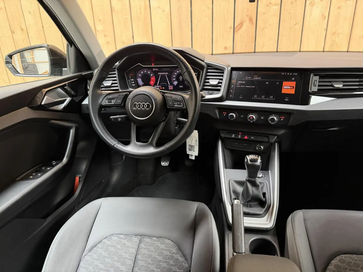 25 TFSI Pro Line Achteruitrijcamera | Apple CarPlay/Android Auto | Airconditioning | Cruise control | LED verlichting | Parkeersensoren voor en achter | Sportstoelen en stuurwiel | Voorstoel