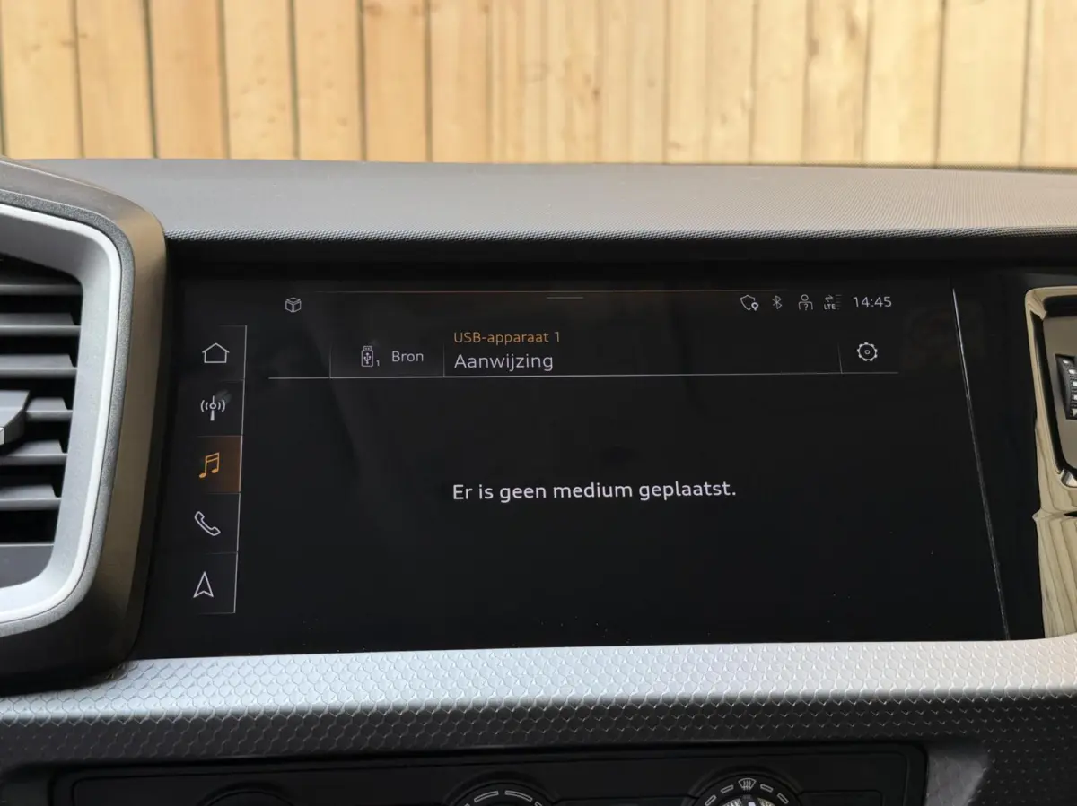 25 TFSI Pro Line Achteruitrijcamera | Apple CarPlay/Android Auto | Airconditioning | Cruise control | LED verlichting | Parkeersensoren voor en achter | Sportstoelen en stuurwiel | Voorstoel