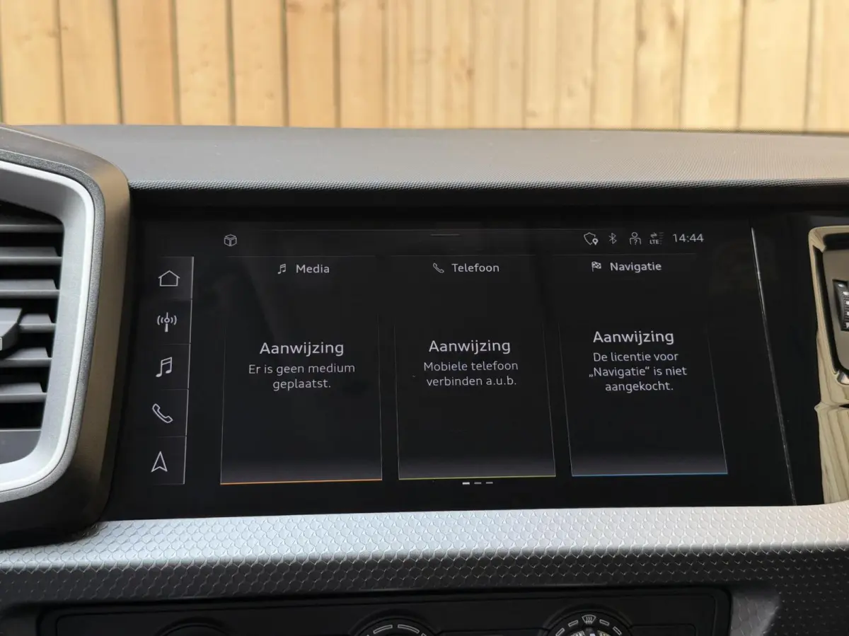 25 TFSI Pro Line Achteruitrijcamera | Apple CarPlay/Android Auto | Airconditioning | Cruise control | LED verlichting | Parkeersensoren voor en achter | Sportstoelen en stuurwiel | Voorstoel