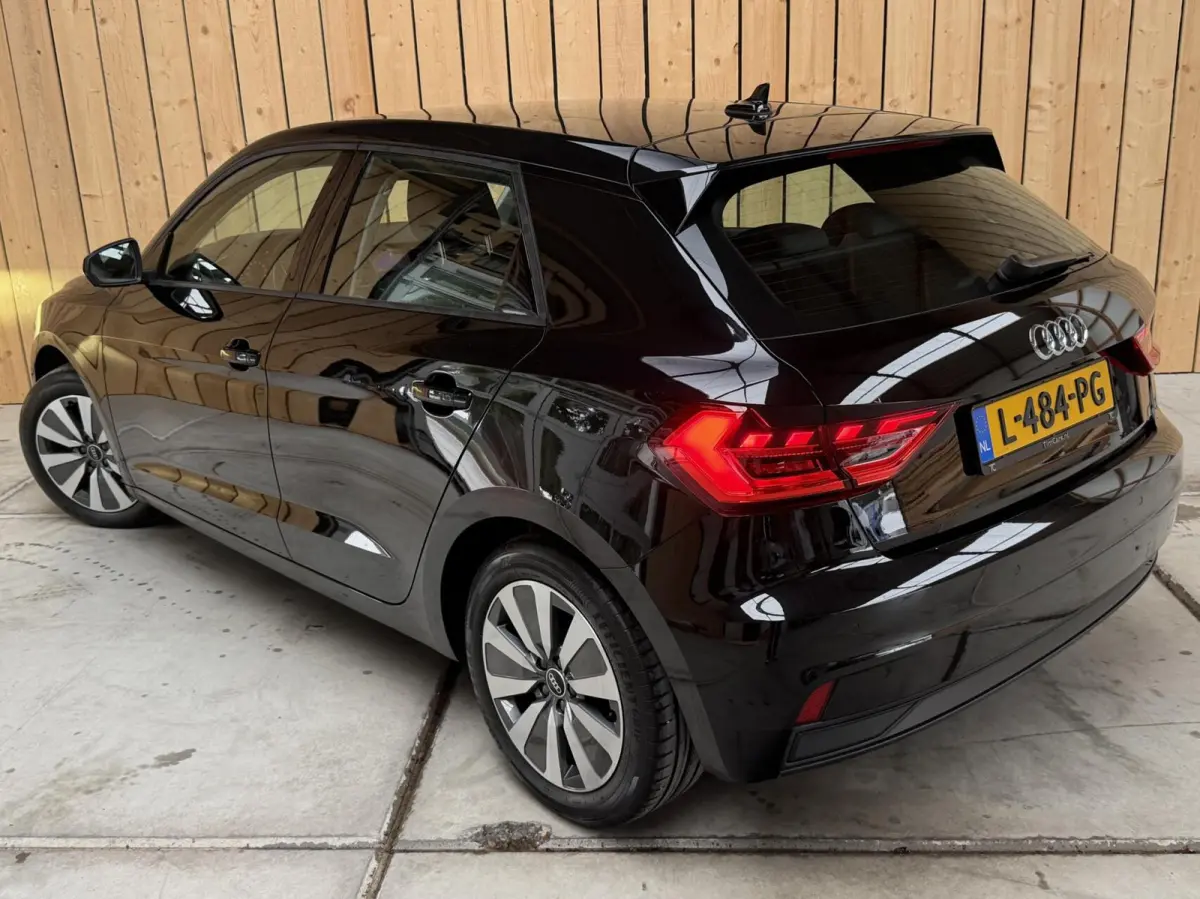 25 TFSI Pro Line Achteruitrijcamera | Apple CarPlay/Android Auto | Airconditioning | Cruise control | LED verlichting | Parkeersensoren voor en achter | Sportstoelen en stuurwiel | Voorstoel