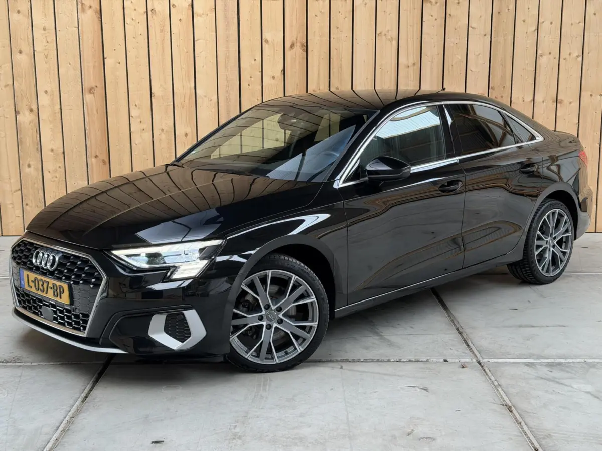 30 TFSI Business edition Automaat | Apple CarPlay/Android Auto | Cruise & climate control | Getint glas | LED matrix koplampen | Lichtmetalen velgen | Navigatiesysteem | Sportvelgen | Parkee