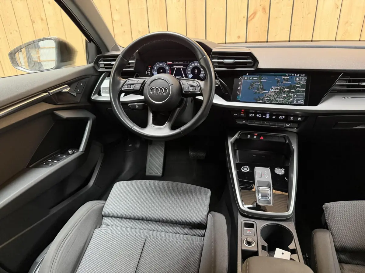 30 TFSI Business edition Automaat | Apple CarPlay/Android Auto | Cruise & climate control | Getint glas | LED matrix koplampen | Lichtmetalen velgen | Navigatiesysteem | Sportvelgen | Parkee