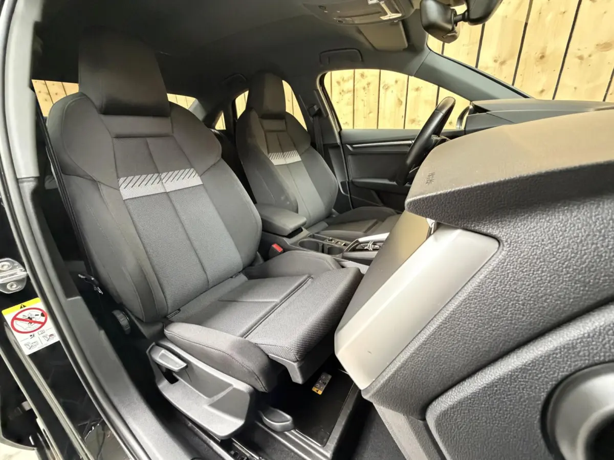 30 TFSI Business edition Automaat | Apple CarPlay/Android Auto | Cruise & climate control | Getint glas | LED matrix koplampen | Lichtmetalen velgen | Navigatiesysteem | Sportvelgen | Parkee