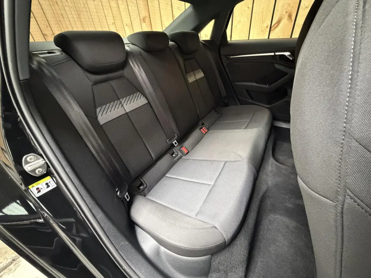 30 TFSI Business edition Automaat | Apple CarPlay/Android Auto | Cruise & climate control | Getint glas | LED matrix koplampen | Lichtmetalen velgen | Navigatiesysteem | Sportvelgen | Parkee