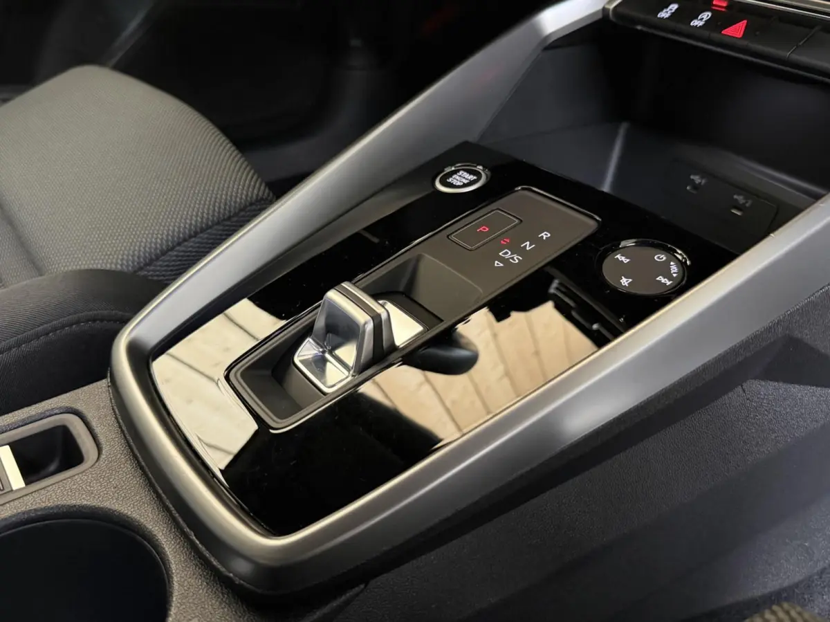 30 TFSI Business edition Automaat | Apple CarPlay/Android Auto | Cruise & climate control | Getint glas | LED matrix koplampen | Lichtmetalen velgen | Navigatiesysteem | Sportvelgen | Parkee