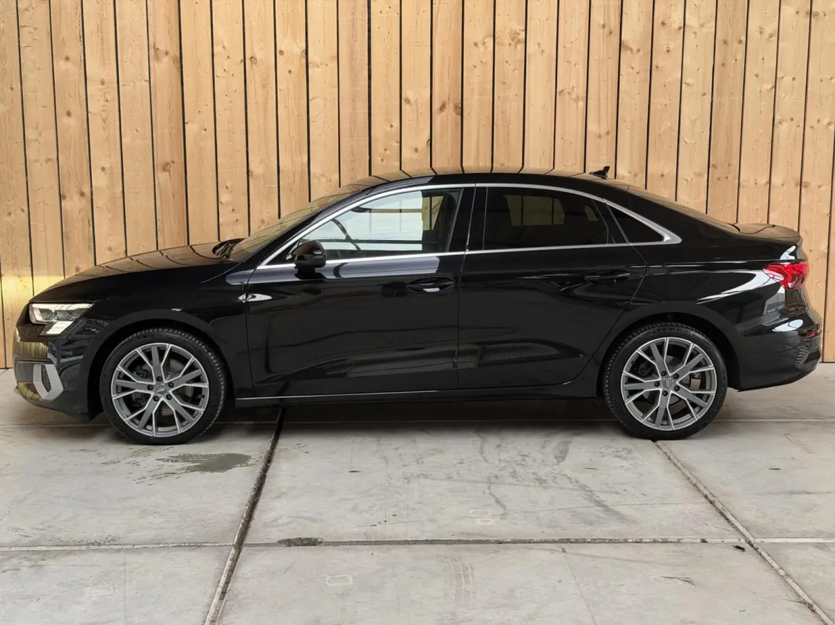 30 TFSI Business edition Automaat | Apple CarPlay/Android Auto | Cruise & climate control | Getint glas | LED matrix koplampen | Lichtmetalen velgen | Navigatiesysteem | Sportvelgen | Parkee