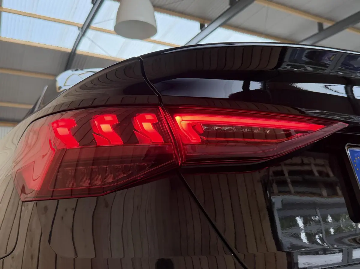 30 TFSI Business edition Automaat | Apple CarPlay/Android Auto | Cruise & climate control | Getint glas | LED matrix koplampen | Lichtmetalen velgen | Navigatiesysteem | Sportvelgen | Parkee