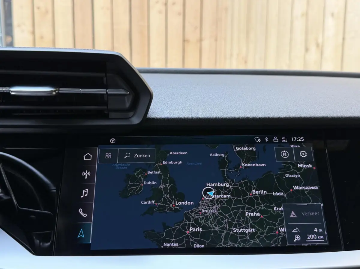 30 TFSI Business edition Automaat | Apple CarPlay/Android Auto | Cruise & climate control | Getint glas | LED matrix koplampen | Lichtmetalen velgen | Navigatiesysteem | Sportvelgen | Parkee
