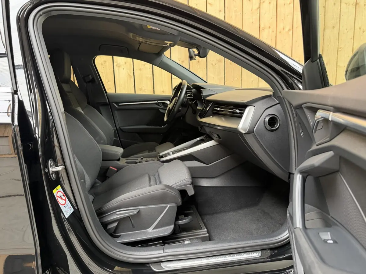 30 TFSI Business edition Automaat | Apple CarPlay/Android Auto | Cruise & climate control | Getint glas | LED matrix koplampen | Lichtmetalen velgen | Navigatiesysteem | Sportvelgen | Parkee