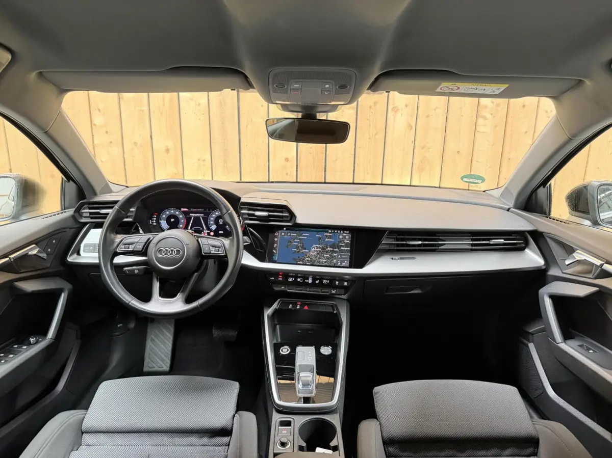 30 TFSI Business edition Automaat | Apple CarPlay/Android Auto | Cruise & climate control | Getint glas | LED matrix koplampen | Lichtmetalen velgen | Navigatiesysteem | Sportvelgen | Parkee