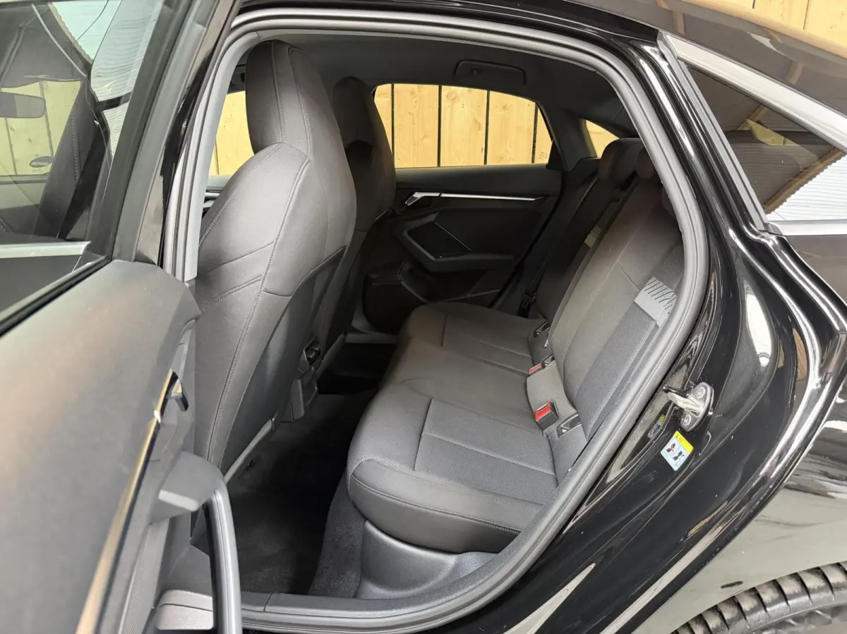 30 TFSI Business edition Automaat | Apple CarPlay/Android Auto | Cruise & climate control | Getint glas | LED matrix koplampen | Lichtmetalen velgen | Navigatiesysteem | Sportvelgen | Parkee
