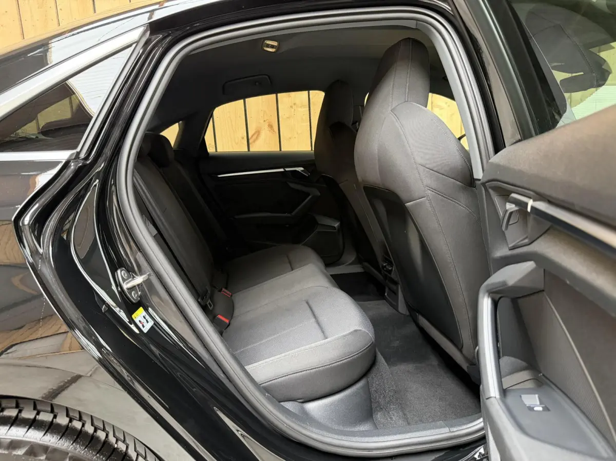 30 TFSI Business edition Automaat | Apple CarPlay/Android Auto | Cruise & climate control | Getint glas | LED matrix koplampen | Lichtmetalen velgen | Navigatiesysteem | Sportvelgen | Parkee