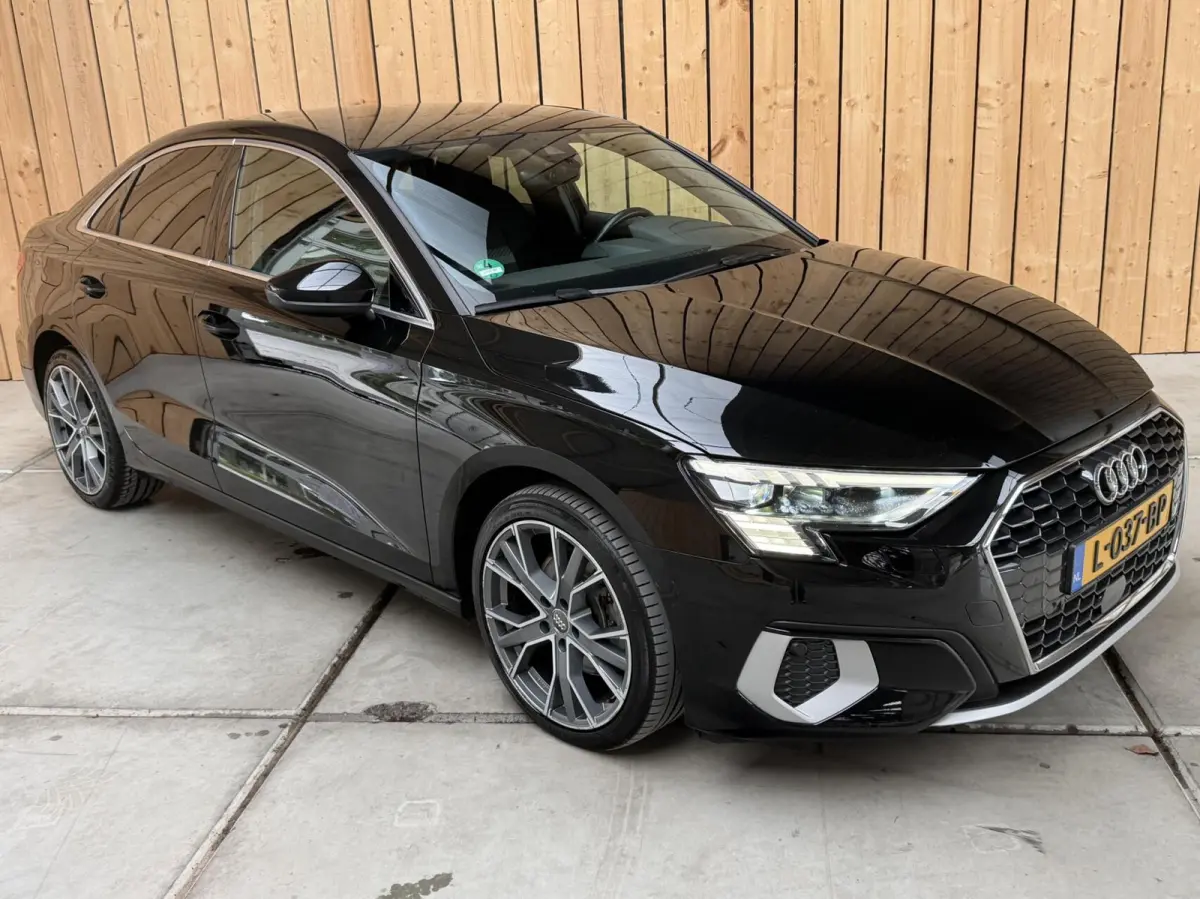 30 TFSI Business edition Automaat | Apple CarPlay/Android Auto | Cruise & climate control | Getint glas | LED matrix koplampen | Lichtmetalen velgen | Navigatiesysteem | Sportvelgen | Parkee