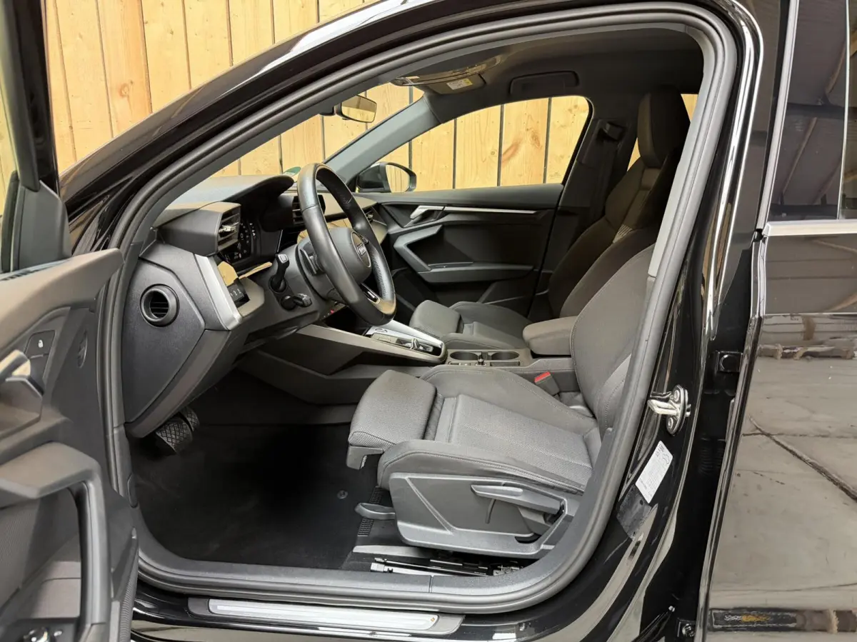 30 TFSI Business edition Automaat | Apple CarPlay/Android Auto | Cruise & climate control | Getint glas | LED matrix koplampen | Lichtmetalen velgen | Navigatiesysteem | Sportvelgen | Parkee