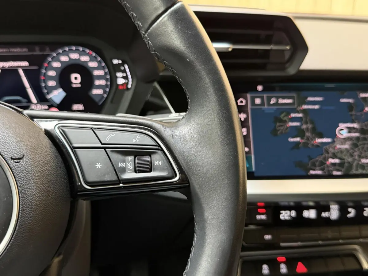 30 TFSI Business edition Automaat | Apple CarPlay/Android Auto | Cruise & climate control | Getint glas | LED matrix koplampen | Lichtmetalen velgen | Navigatiesysteem | Sportvelgen | Parkee