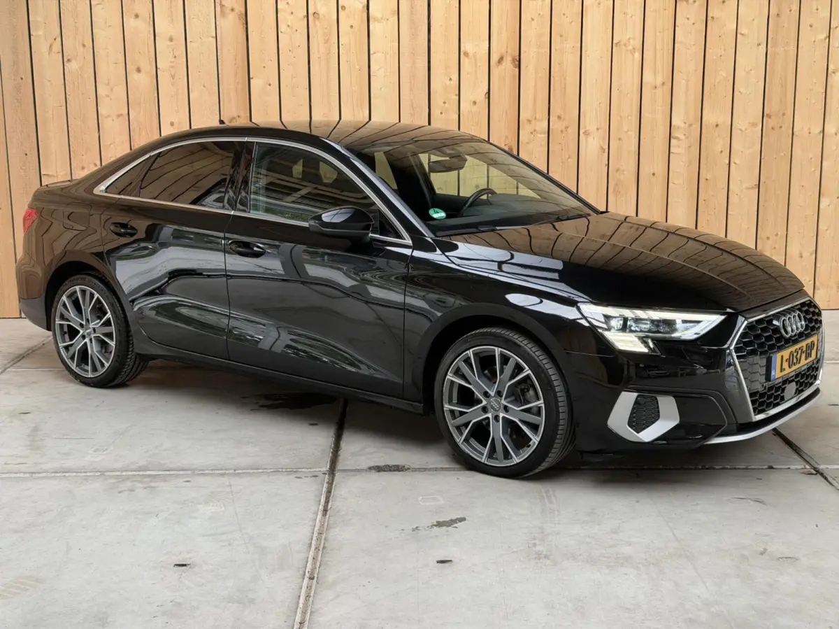 30 TFSI Business edition Automaat | Apple CarPlay/Android Auto | Cruise & climate control | Getint glas | LED matrix koplampen | Lichtmetalen velgen | Navigatiesysteem | Sportvelgen | Parkee