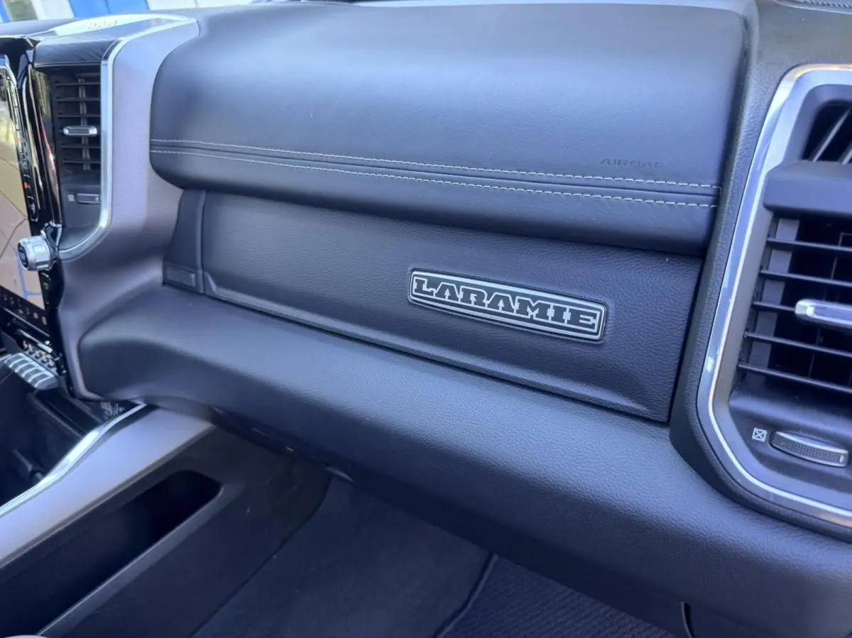 1500 4X4 5.7 V8 4x4 Crew Cab Laramie Sport Night Edition,Head Up,Digital Dash