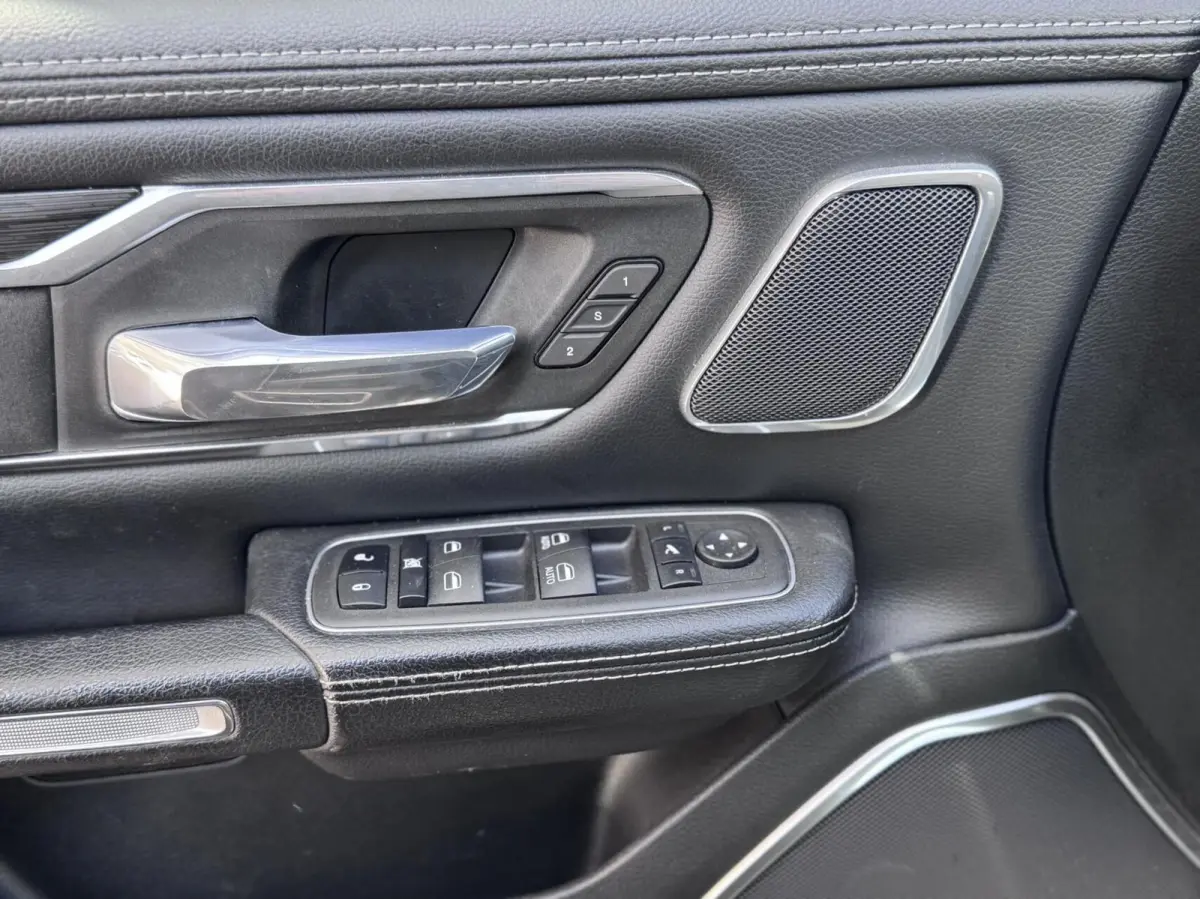 1500 4X4 5.7 V8 4x4 Crew Cab Laramie Sport Night Edition,Head Up,Digital Dash